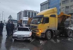 Sultangazi'de hafriyat kamyonu otomobile çarptı, kaldırımda yürüyen yaya ölümden döndü