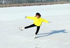 6 yaşındaki Umay'dan buz tutan Eymir Gölü'nde paten şovu