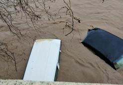 Kocabaş Çayı taştı; otoparktaki araçlar su altında kaldı