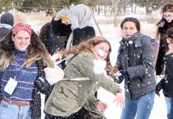 Kampta kız öğrencilerin kar topu savaşı