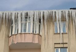 Yüksekova'da, çatılarda 5 metrelik buz sarkıtları