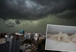 Antalya gece karanlığına büründü, denizde dev dalgalar oluştu