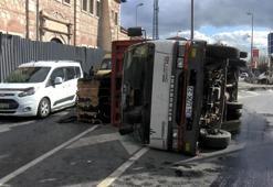 Eyüpsultan'da geri dönüşüm malzemesi taşıyan kamyon devrildi