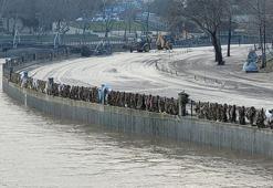 Taşkın sonrası sular çekildi, temizlik çalışması başlatıldı
