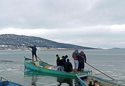 Mada Adası sakinlerinin donan gölde zorlu yolculuğu