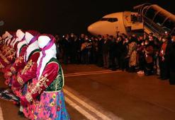 Tahran uçağı Van'da halay ve çiçeklerle karşılandı