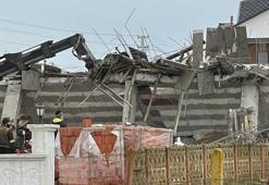 İnşaat halindeki bina, beton dökümü için hazırlık yapılırken çöktü