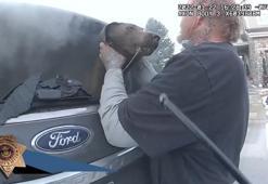 ABD’de polis, yanan arabanın içinde mahsur kalan köpeği kurtardı