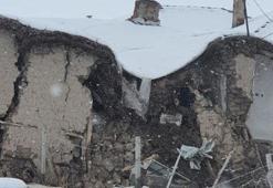Kerpiç evin tavanı, üzerinde biriken kar nedeniyle çöktü