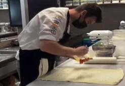 Aşçılık eğitimi alan Kıvanç Tatlıtuğ elmalı turta yaptı