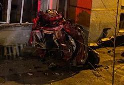 Otomobil aile sağlığı merkezine çaptı; anne ve baba öldü, kızları ağır yaralı