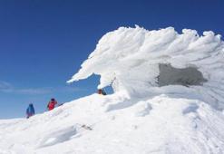 Sandras Dağı'nın zirvesinde taş barınak buz tuttu