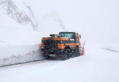 Antalya - Konya yolunda kar kalınlığı 60 santim oldu