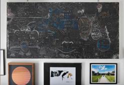 Stephen Hawking’in ünlü ‘kara tahtası’ Londra’da sergilenmeye başlandı