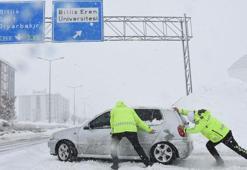 Bitlis'te trafik polisleri, yoğun karda mesaide