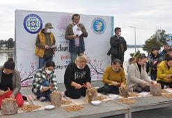 Datça'da en fazla bademi kırmak için yarıştılar