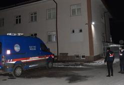 Baba evde parçalanmış, oğlu ise bahçede donmuş halde ölü bulundu