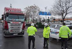 Polisle kantara giden fazla tonaj yüklü TIR'ını şoförü aracı terk edip kaçtı