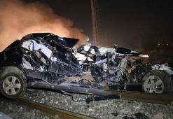 Trenin çarptığı otomobil 1 kilometre sürüklendi