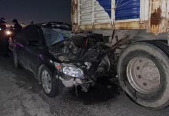 Arkadan çarptığı kamyona saplanan otomobil 65 metre sürüklendi