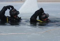 'Kurbağa adamlar' 20 santimetrelik buzu kırıp, suya daldı
