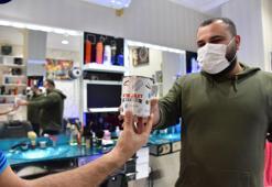 Tuzla’da bulunan 360 berber dükkanına atık jilet kutusu dağıtıldı