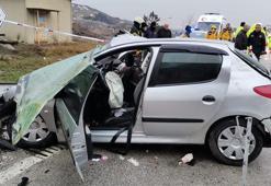 Otomobil tünelin girişindeki beton duvara çarptı; anne ve oğlu öldü