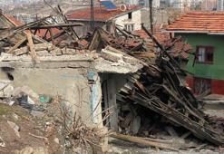 Tahtalarını sökerken çatısı üzerine çöktü; 1 yaralı