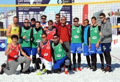 Kahramanmaraş'taki Kar Voleybolu maçlarında Rus ve Ukraynalı sporculardan kardeşlik pozu