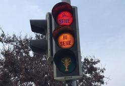 Trabzon’da trafik ışıklarında 'o sene, bu sene' ve kupa vurgusu