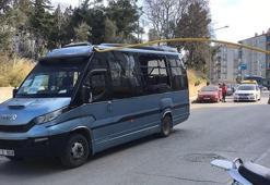 Metal boru, yolcu minibüsüne ok gibi saplandı