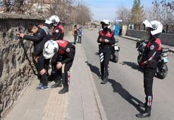 Kadının boynundaki altın kolyeyi kapıp kaçan şüpheliyi Yunus timi 4 dakikada yakaladı