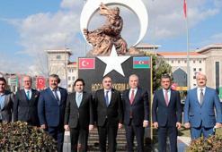 Azerbaycan Büyükelçisi'nden Hocalı Soykırımı Anıtı'na kırmızı karanfil