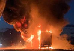 Ağrı’da asfalt yüklü TIR, alev alev yandı