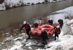 Zap vadisindeki elektrik arızasına rafting botuyla müdahale