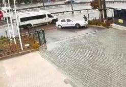 Otomobilin altında kalmaktan saniyelerle kurtuldu