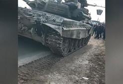 Ukrayna’da silahlanan siviller, Rus tankını durdurdu