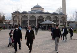 Teröristlerce ateşe verilen Kurşunlu Cami Miraç Kandili'nde vatandaşların akınına uğradı