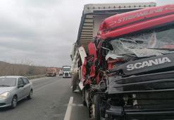 Silivri'de TIR'la temizlik aracı çarpıştı