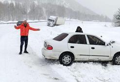 Geminbeli Geçidi'nde kar ve tipi ulaşımı etkiledi