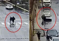 Görme engelliye yardım etme bahanesiyle cep telefonunu çaldı; o anlar kamerada