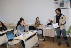 Çinli turist Yüksekova'da Farsça öğreniyor