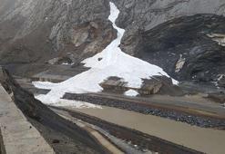 Hakkari-Çukurca yoluna çığ düştü, çığ tüneli olası faciayı önledi