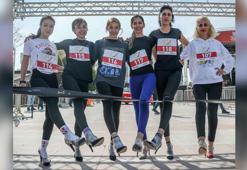 Kadınlar topuklu ayakkabılarıyla yarıştı