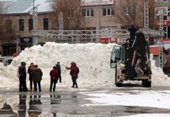 Festivalde kardan beyaz perdede film izleyip, ateş başında ısındılar