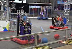 Liseliler, tasarladıkları robotlarla yarıştı