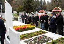 Çetin Emeç mezarı başında anıldı