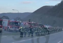 Yola çıkan yardım konvoyunu, Alman itfaiyeciler alkışlarla uğurladı