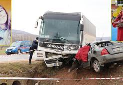 İşçi servis otobüsü ile otomobil çarpıştı: 3 ölü, 1 yaralı