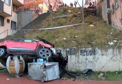 Maltepe'de rampada geriye kayan otomobil çocuk parkına düştü
